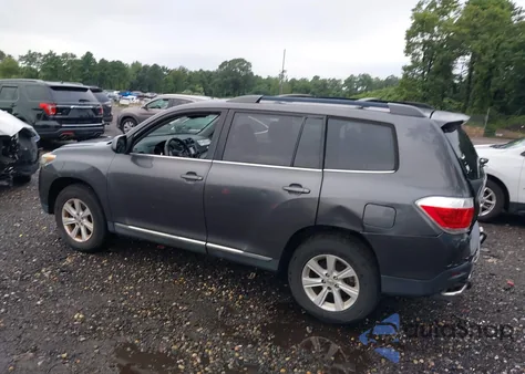 2013 Toyota Highlander Base Plus V6 из США, поврежденный, VIN 5TDBK3EH8DS189583